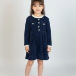 Lichtblauw_velours_met_een_parelknoop_lavikids