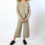 Taupe_setje_met_goudenknoopjes_lavikids