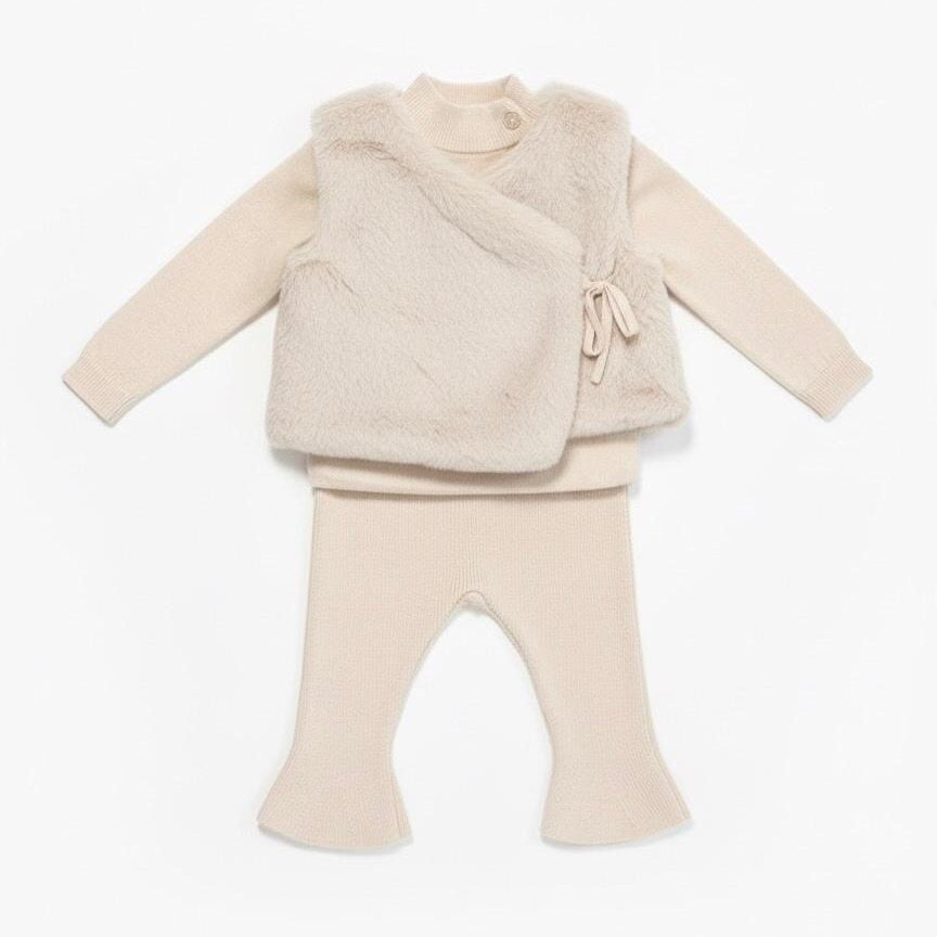 Beige_gebreide_setje_met_een_vest_lavikids