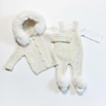 Creme_wollen_setje_met_een_tuinbroek_lavikids