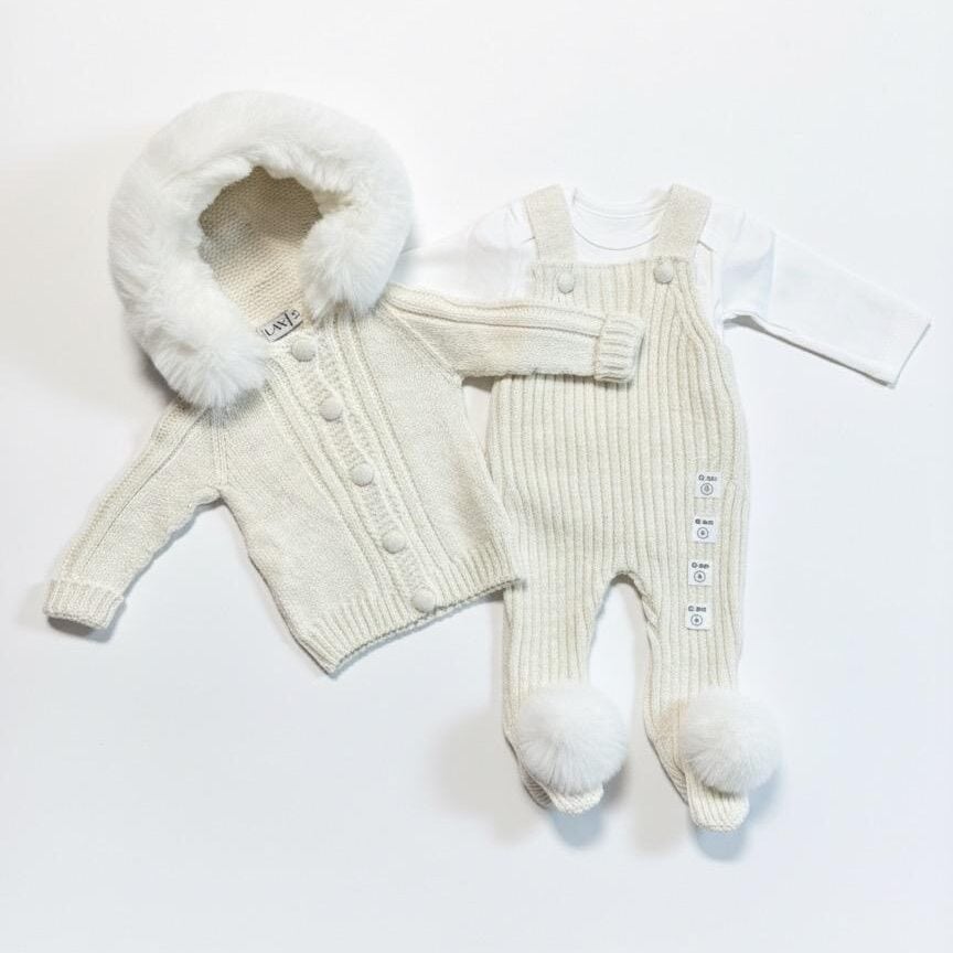 Creme_wollen_setje_met_een_tuinbroek_lavikids