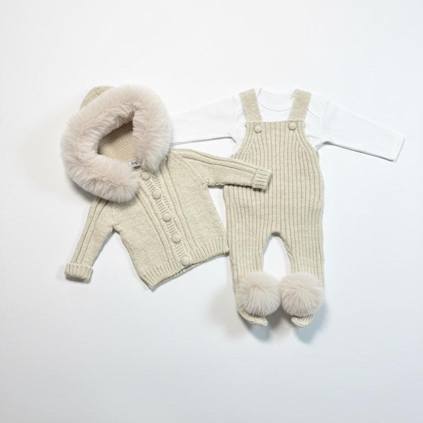 Beige_wollen_setje_met_een_tuinbroek_lavikids
