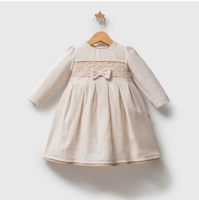 Beige_linnen_jurk_met_een_strikje_lavikids