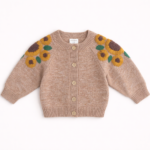 Beige_gebreide_vest_met_bloemen_lavikids
