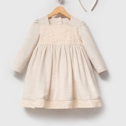Beige_jurk_met_kanten_details_lavikids