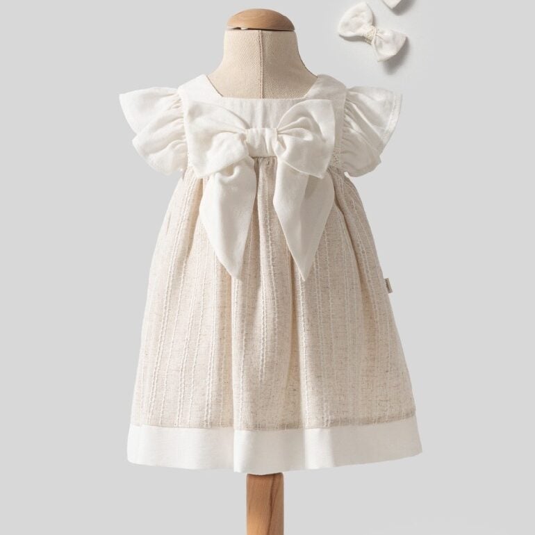 Beige_linnen_jurk_met_een_strikje_lavikids