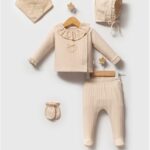 beige_setje_met_een_bloemen_motief_lavikids
