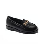 Zwarte_loafer_met_een_goud_kleurig_ketting_lavikids
