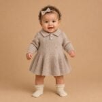 Gebreide_baby_jurk_met_een_kraag_lavi_kids